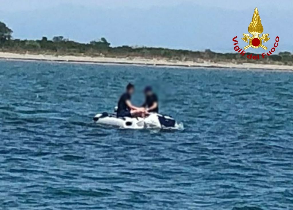 Immagine per Grado, affonda il gommone squarciato: paura per quattro ragazzi a Porto Buso